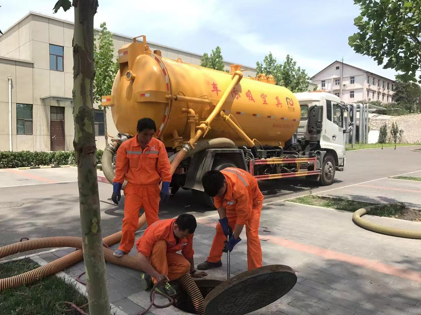 驿城管道疏通车停在窨井附近