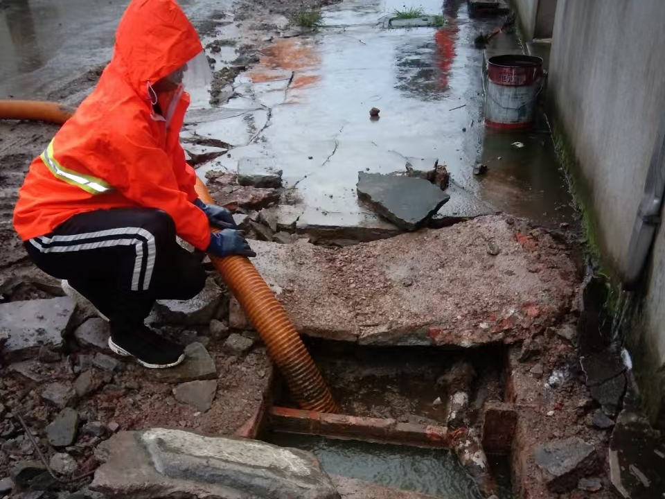 驿城专业清理污水池 炜誉市政以规范流程守护城市 “肠道”