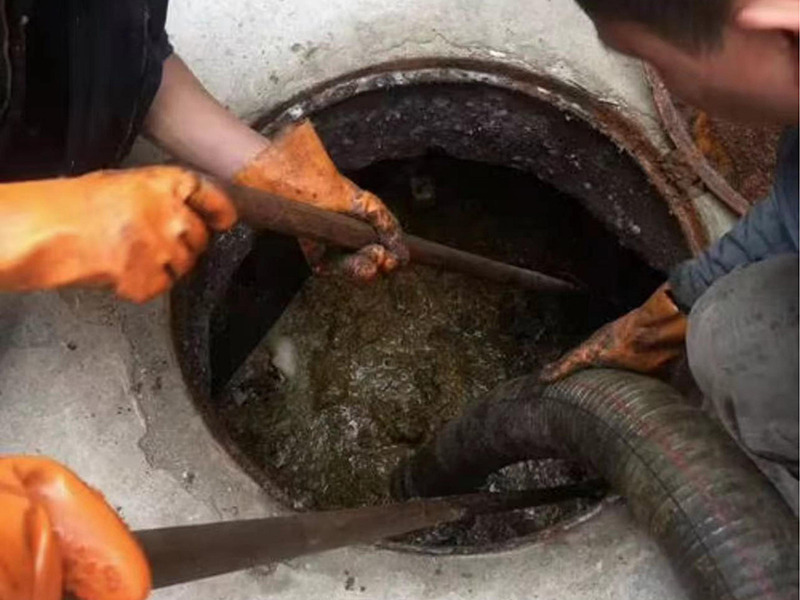 驿城清理化粪池时如何避免沼气的危害？